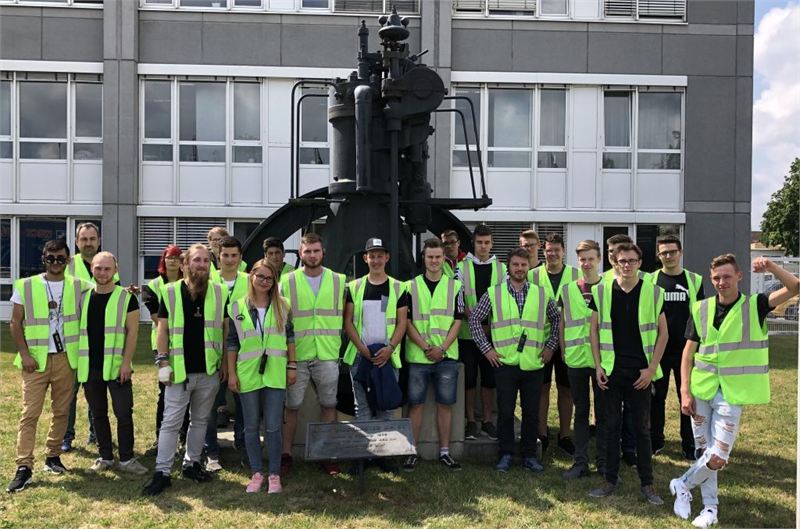 Gruppenfoto vor dem MAN Werkszentrale